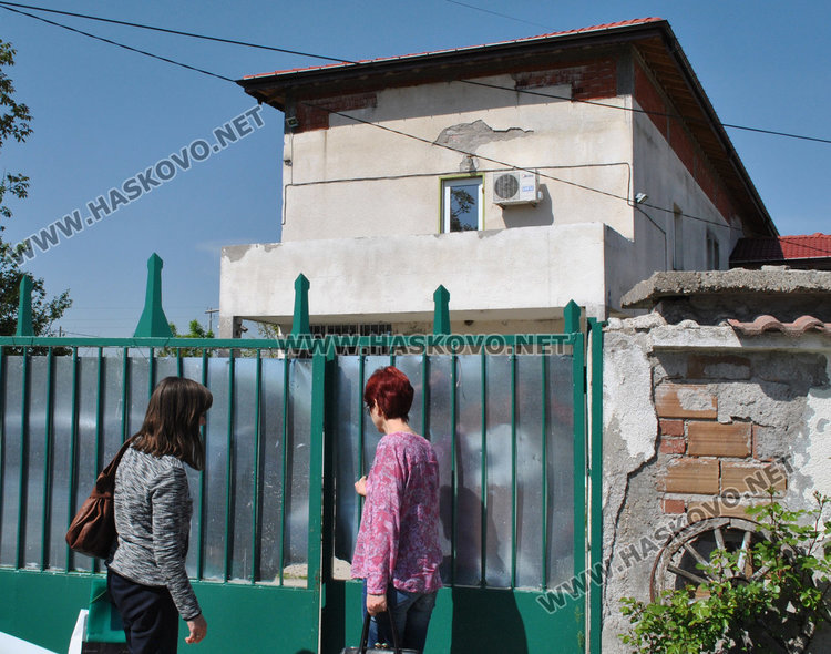 Запечатаха цеха за черва, вмирисал Книжовник