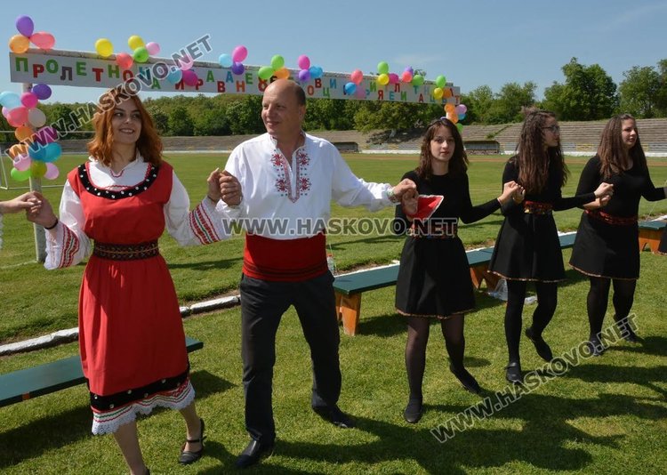 Американска преподавателка се влюби в българските народни танци