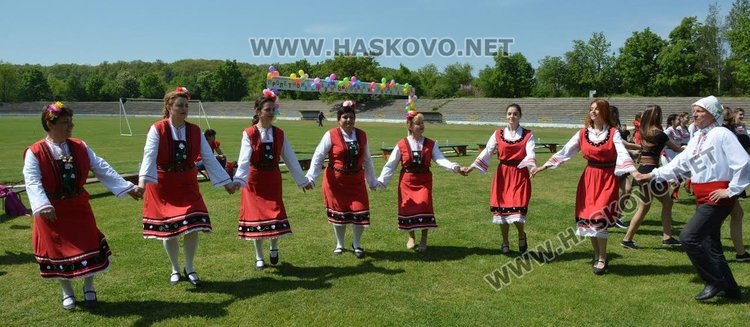 Американска преподавателка се влюби в българските народни танци