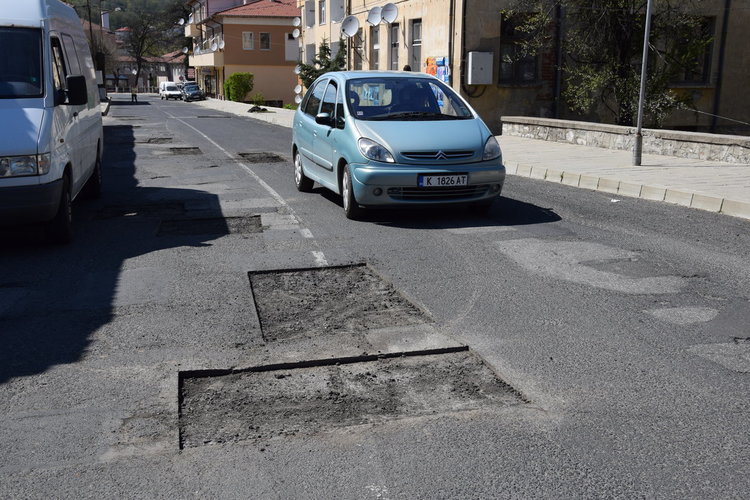 Некачествен ремонт на зейналите дупки по пътя Кърджали - Ардино