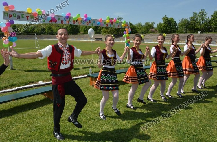 Американска преподавателка се влюби в българските народни танци