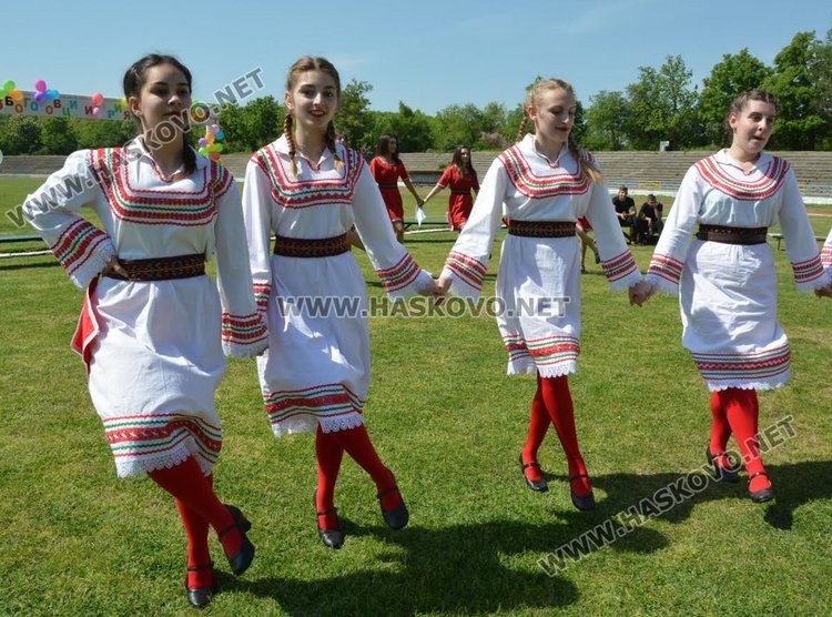 Американска преподавателка се влюби в българските народни танци