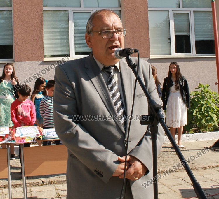 Директорът Валентин Христов поздрави учители и ученици с празника
