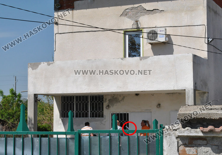 Запечатаха цеха за черва, вмирисал Книжовник