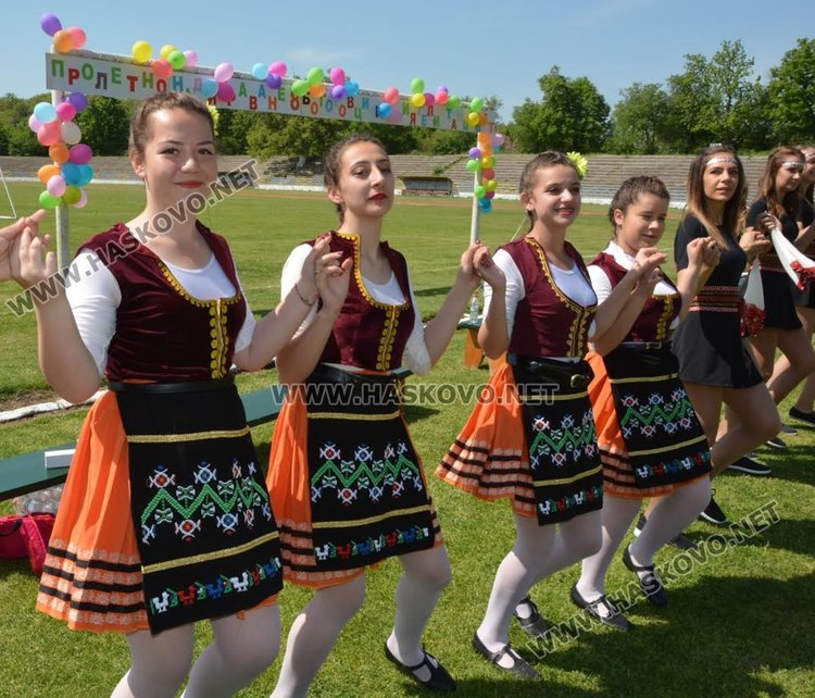 Американска преподавателка се влюби в българските народни танци