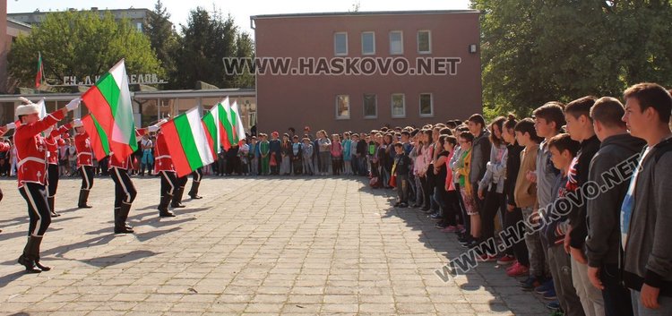 Средно училище "Любен Каравелов" почете своя патрон