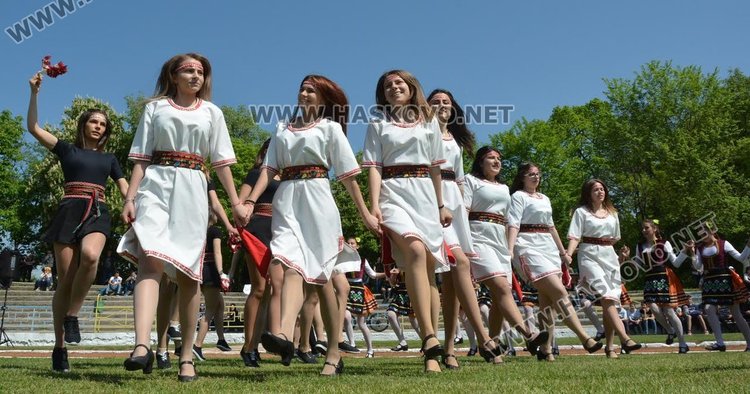 Американска преподавателка се влюби в българските народни танци