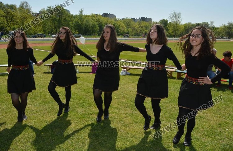 Американска преподавателка се влюби в българските народни танци