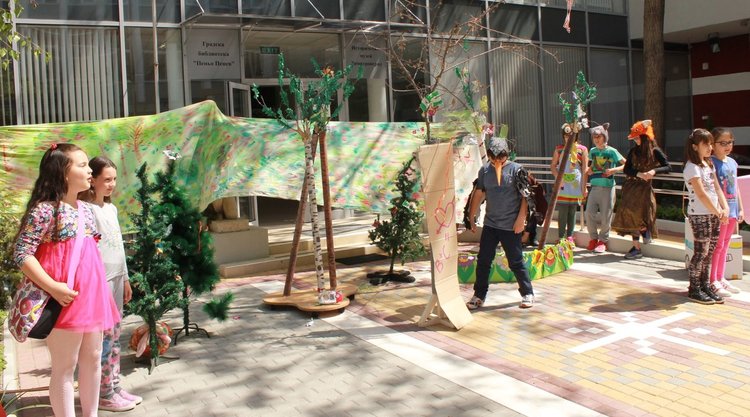 Вдигнаха "Трон на читателя" в димитровградската библиотека