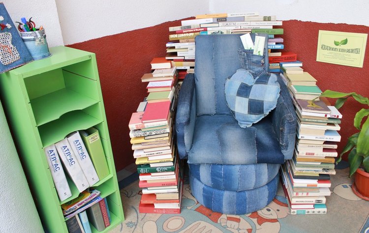 Вдигнаха "Трон на читателя" в димитровградската библиотека