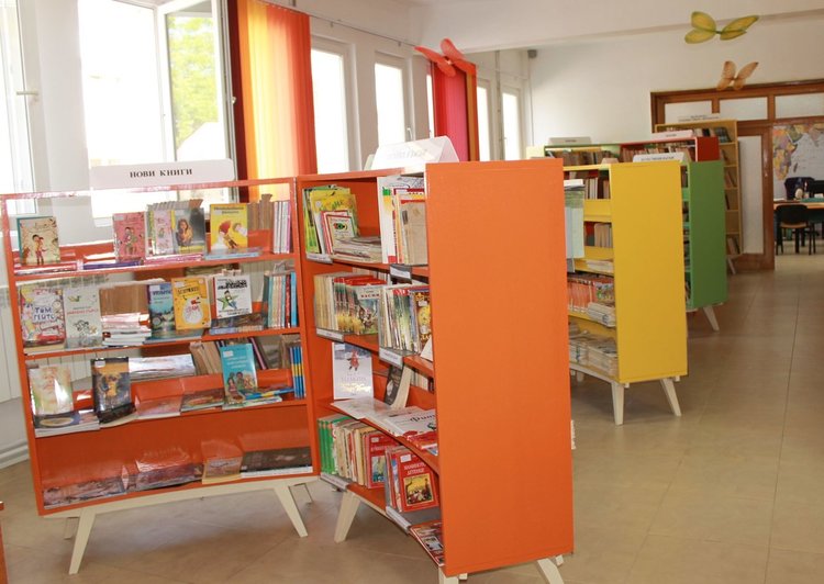 Вдигнаха "Трон на читателя" в димитровградската библиотека