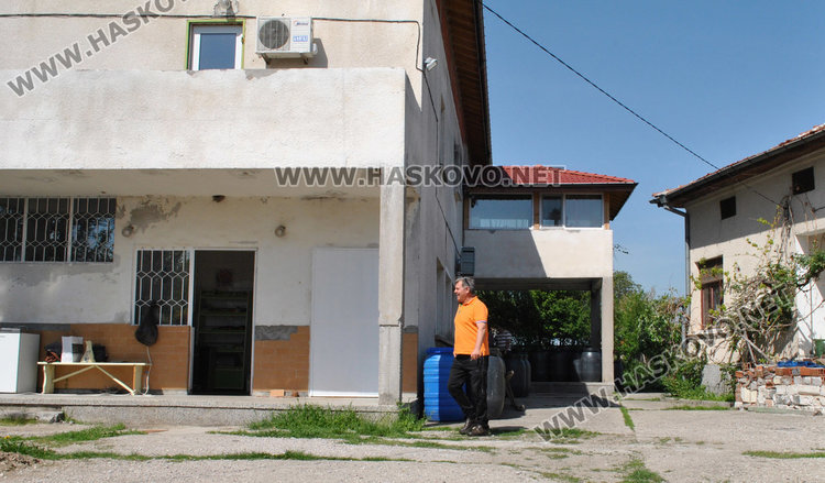 Запечатаха цеха за черва, вмирисал Книжовник