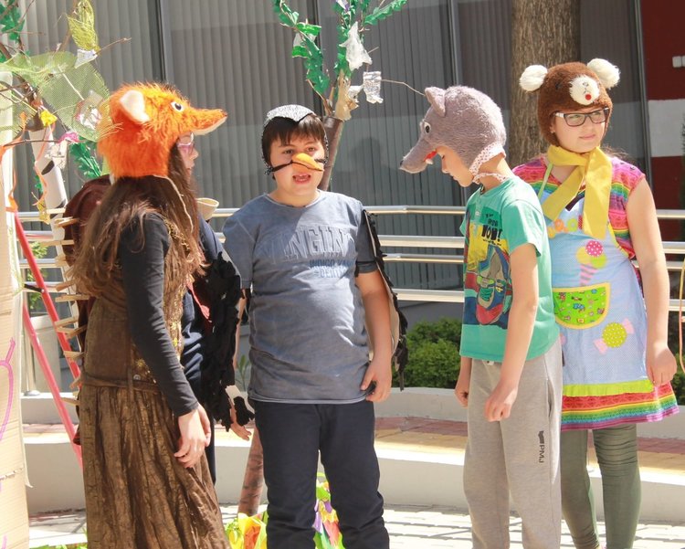 Вдигнаха "Трон на читателя" в димитровградската библиотека