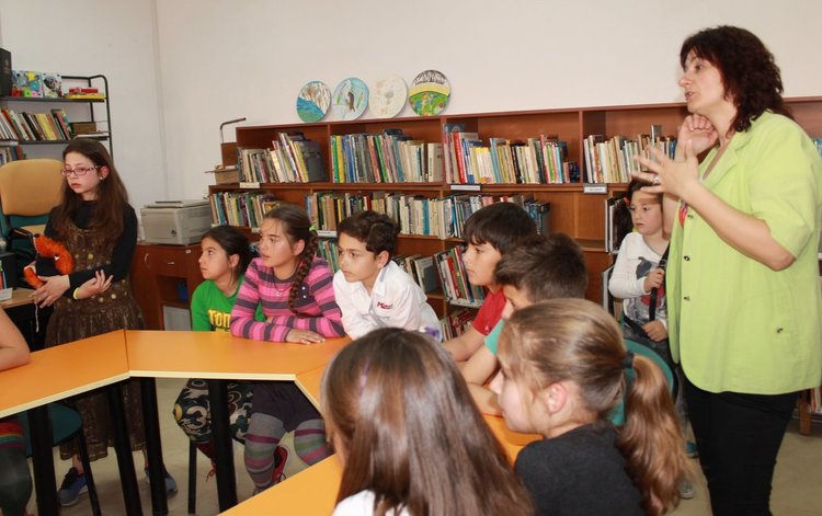 Вдигнаха "Трон на читателя" в димитровградската библиотека