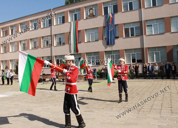 За 59 - ти път Средно училище "Любен Каравелов" отбеляза своя патронен празник