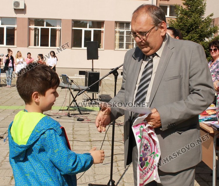 Средно училище "Любен Каравелов" почете своя патрон