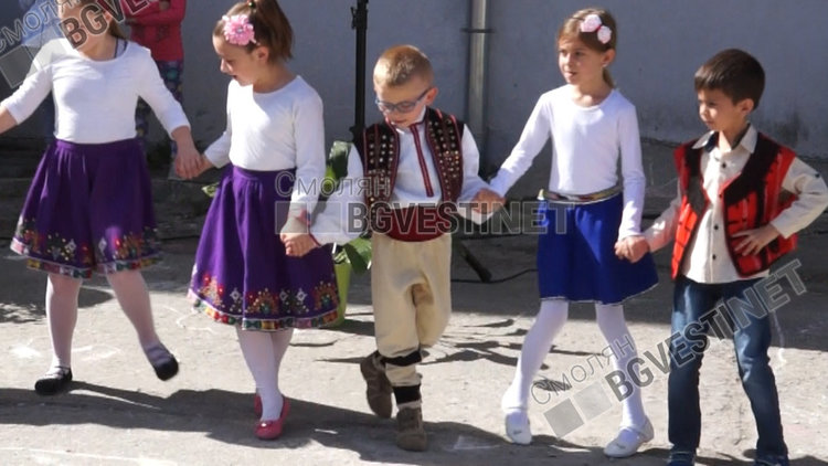 Близо 500 деца рецитираха в хор "Аз съм българче"