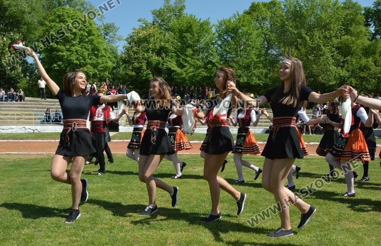 Американска преподавателка се влюби в българските народни танци