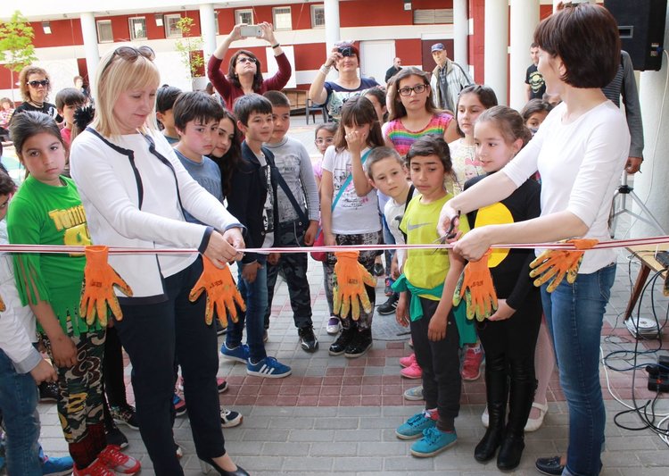 Вдигнаха "Трон на читателя" в димитровградската библиотека