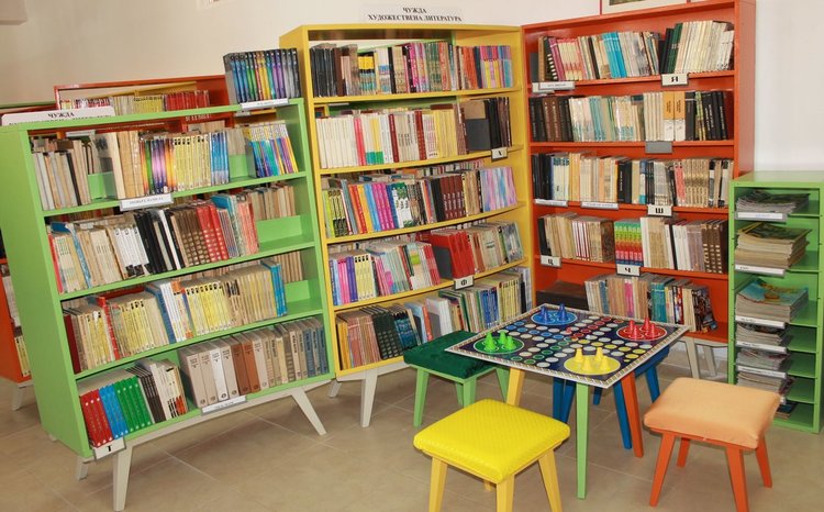 Реновираните мебели в детската читалня