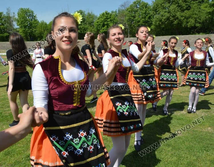 Американска преподавателка се влюби в българските народни танци