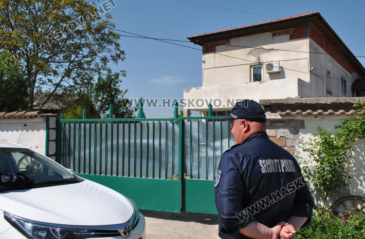 Запечатаха цеха за черва, вмирисал Книжовник