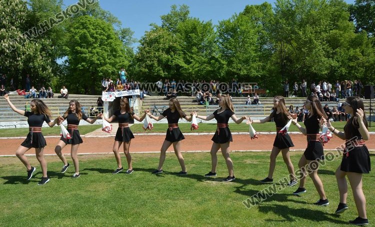 Американска преподавателка се влюби в българските народни танци