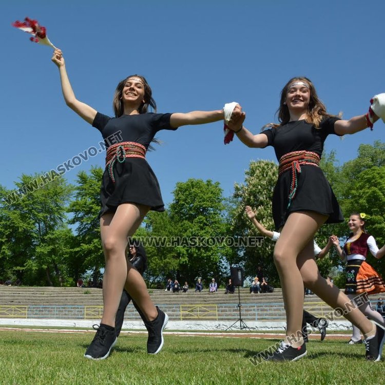 Американска преподавателка се влюби в българските народни танци