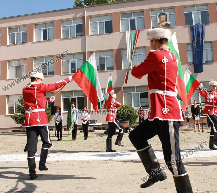 Средно училище "Любен Каравелов" почете своя патрон