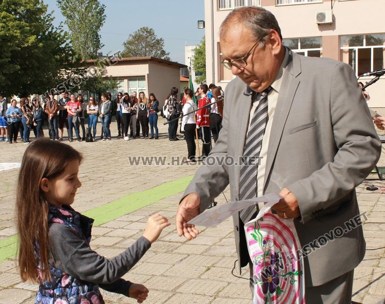 Средно училище "Любен Каравелов" почете своя патрон