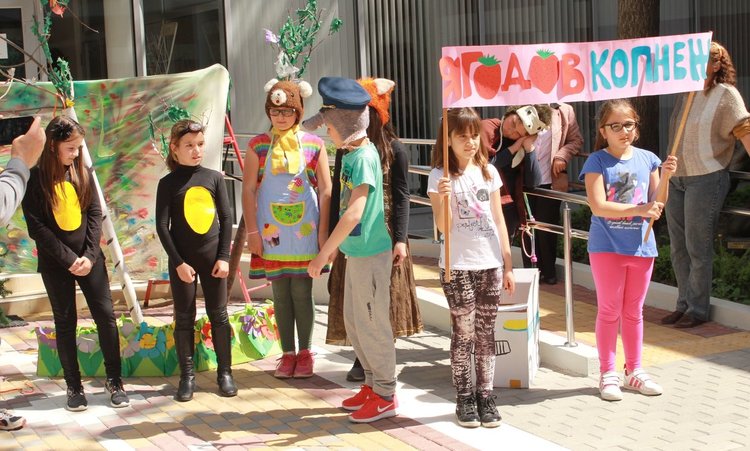 Вдигнаха "Трон на читателя" в димитровградската библиотека