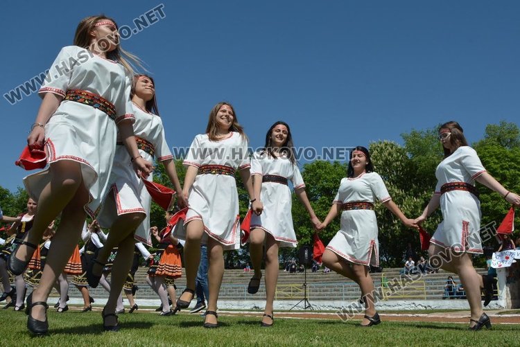 Американска преподавателка се влюби в българските народни танци