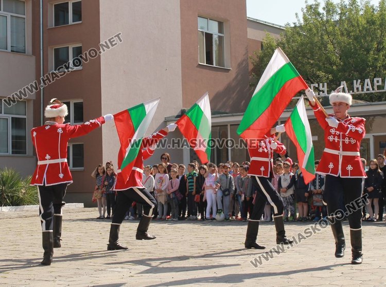 Средно училище "Любен Каравелов" почете своя патрон