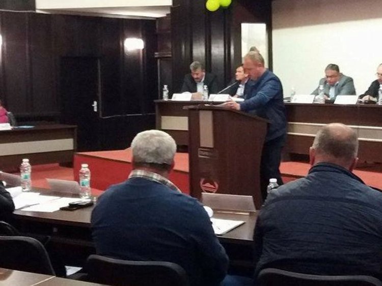 Занижени санкции за неспазване на вечерния час създадоха напрежение в Общинския съвет