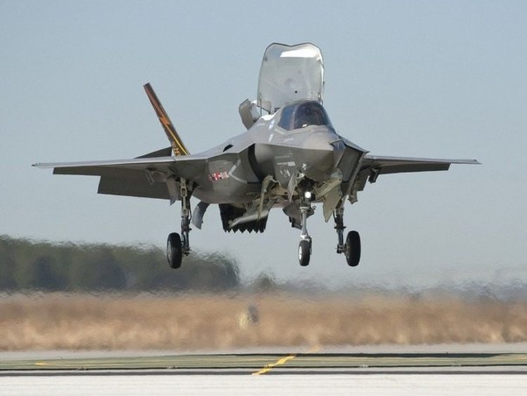 Демонстрации на изтребители следващо поколение F-35А на "Граф Игнатиево"