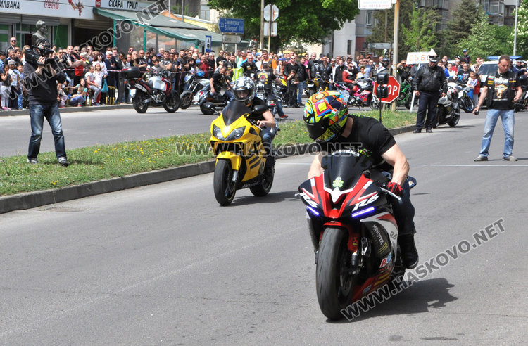 Кметица яхна триколка с националното знаме и поведе рокерско шествие
