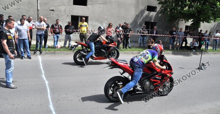 Кметица яхна триколка с националното знаме и поведе рокерско шествие