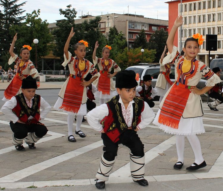 Танцьорите от "Звездица" със самостоятелен концерт в град Елена