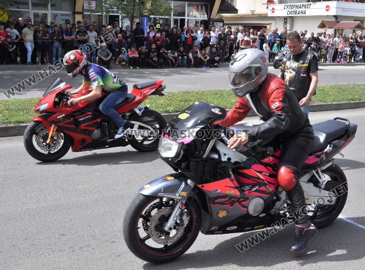 Кметица яхна триколка с националното знаме и поведе рокерско шествие