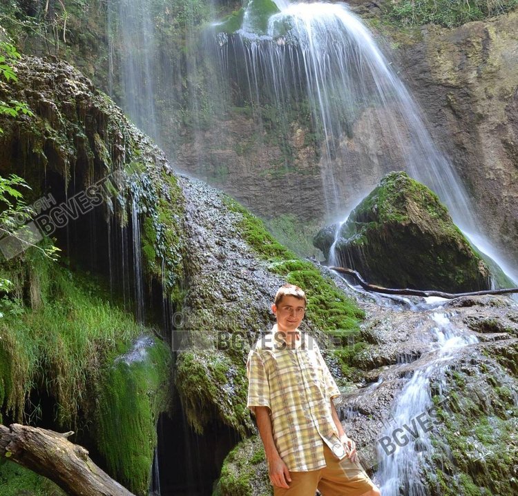 Млад автор от Смолян представя първата си книга "Кристални планини"