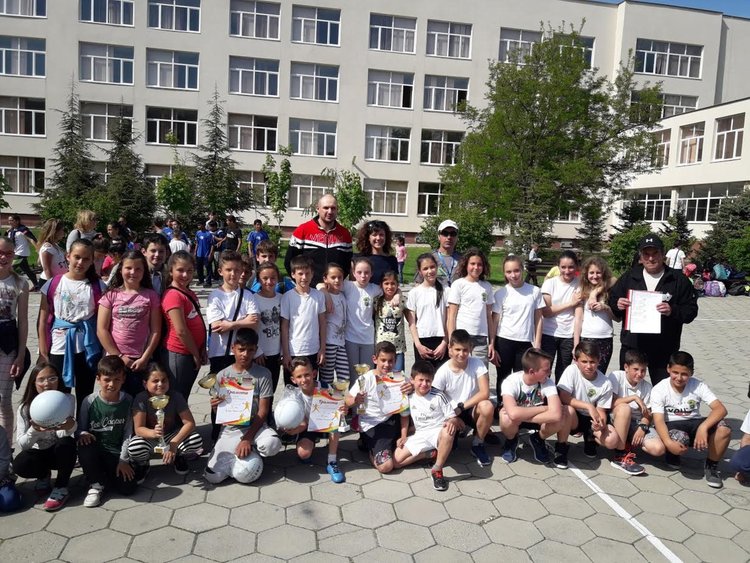 Отборите на ОУ "Алеко Константинов" победиха в Общинския турнир по народна топка за ученици от втори до пети клас