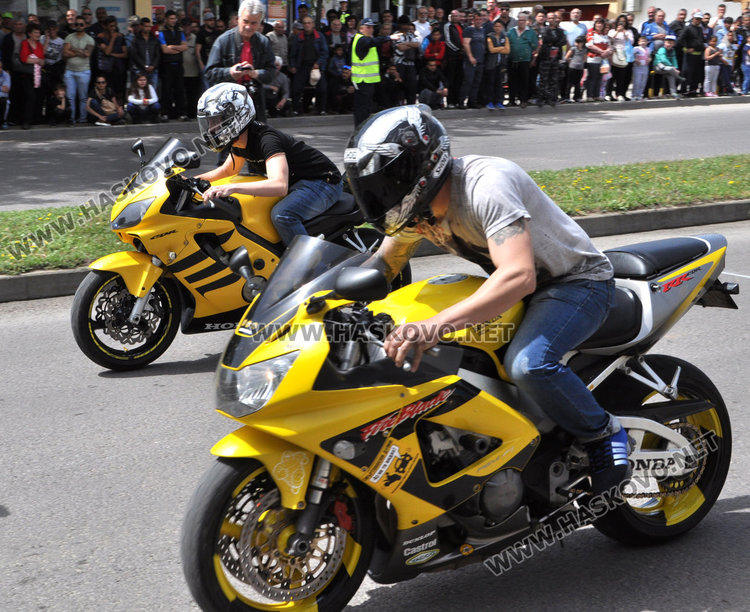 Кметица яхна триколка с националното знаме и поведе рокерско шествие