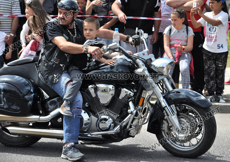 Кметица яхна триколка с националното знаме и поведе рокерско шествие