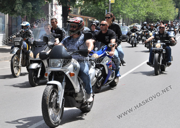 Кметица яхна триколка с националното знаме и поведе рокерско шествие