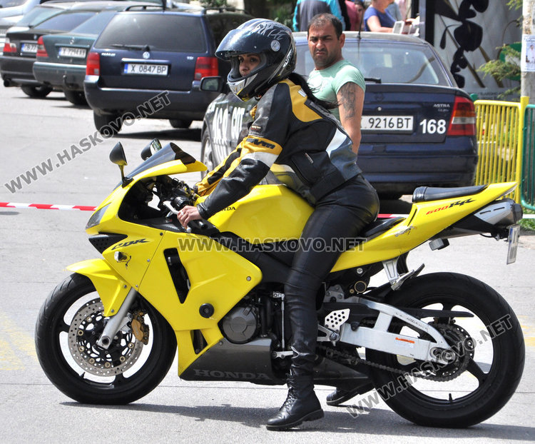 Кметица яхна триколка с националното знаме и поведе рокерско шествие