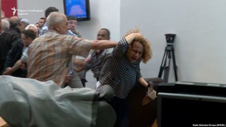 Македонският вътрешен министър подава оставка, над 100 ранени при сблъсъците в Скопие (видео)