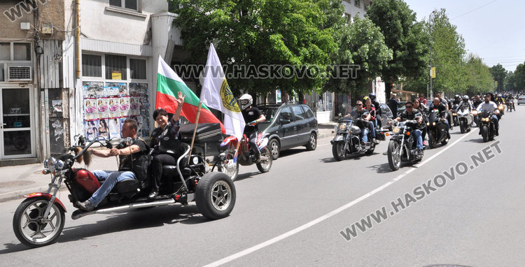 Кметица яхна триколка с националното знаме и поведе рокерско шествие