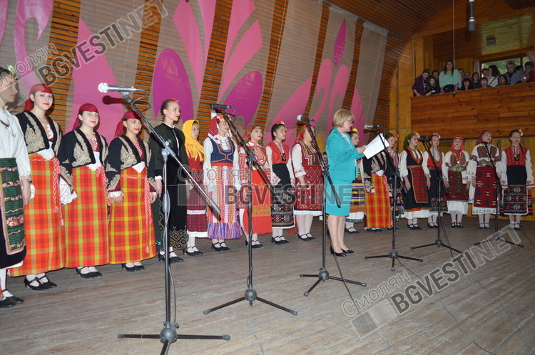 Плакет от президента Радев за Музикалното в Широка лъка, президентшата гледа тричасов концерт за 45-годишнината