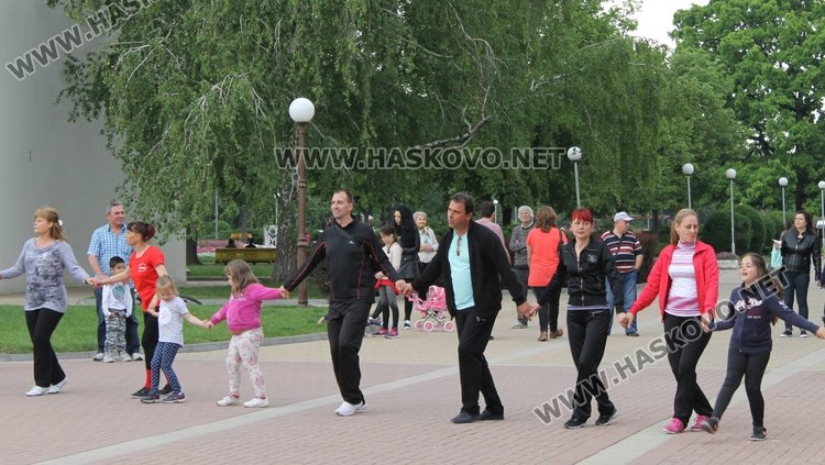 Димитровградско празнично хоро играха на площад "България"