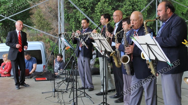 Димитровградско празнично хоро играха на площад "България"